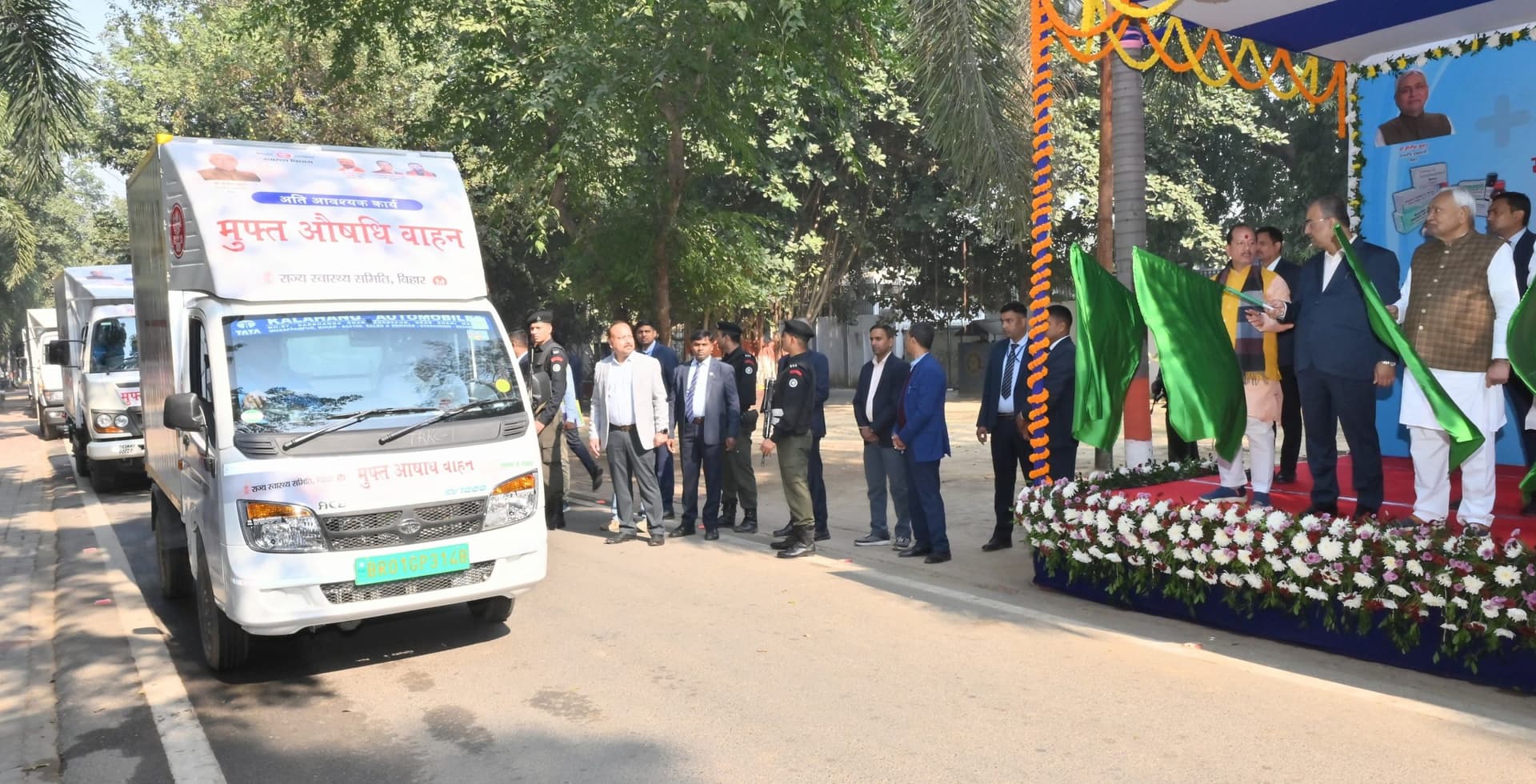 मुख्यमंत्री ने औषधि वाहनों को किया रवाना