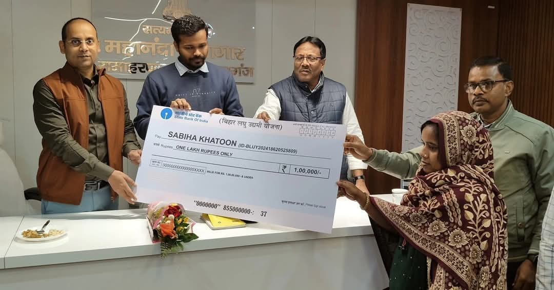 लघु उद्यमी योजना के लाभुकों को दिया गया द्वितीय किस्त की राशि का चेक