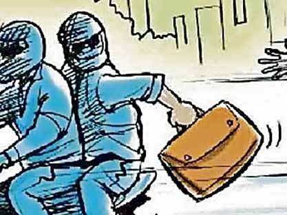 hajipur news. 50 हजार रुपये व कागजात भरा बैग झपट कर बाइक सवार बदमाश फरार