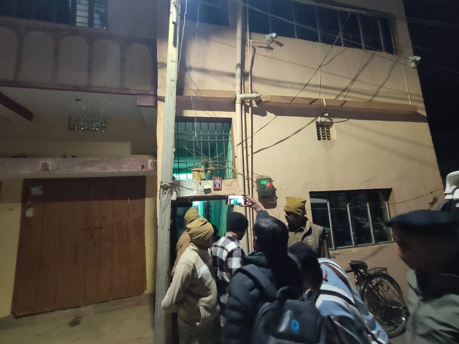 आधा दर्जन बैंक डकैती और अपहरण का आरोपी कुख्यात अजय राय एनकाउंटर में ढेर आधा दर्जन बैंक डकैती और अपहरण का आरोपी कुख्यात अजय राय एनकाउंटर में ढेर