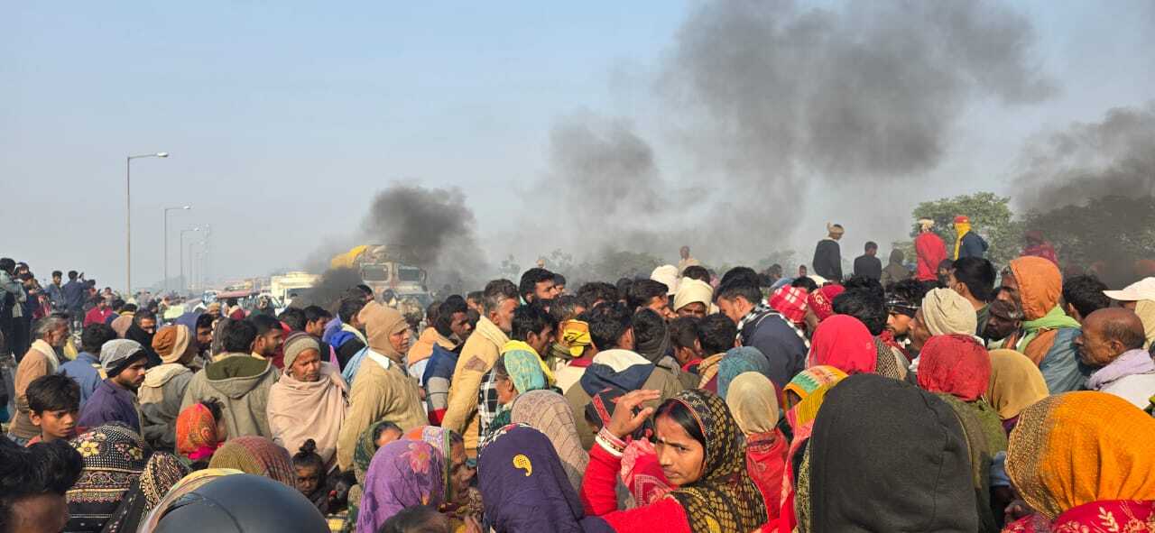 मृतक का शव पहुंचते ही ग्रामीण हुए आक्रोशित, गंडोल विरौल पथ को किया जाम