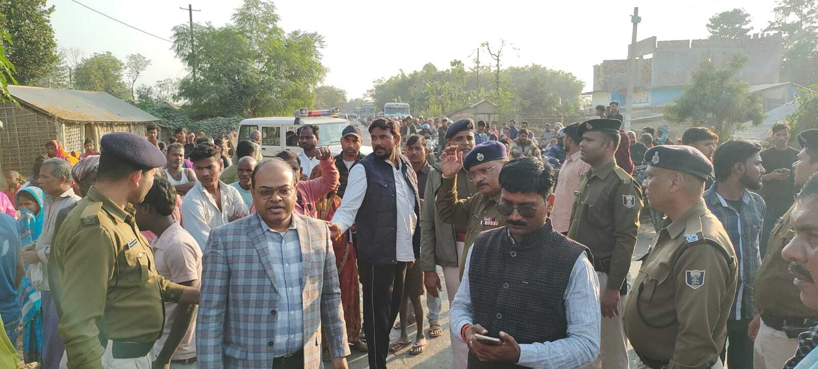 Madhepura news : पैसा लेकर कार चालक को छोड़ने का थानाध्यक्ष पर लगाया आरोप, साढ़े छह घंटा एनएच 106 रहा जाम