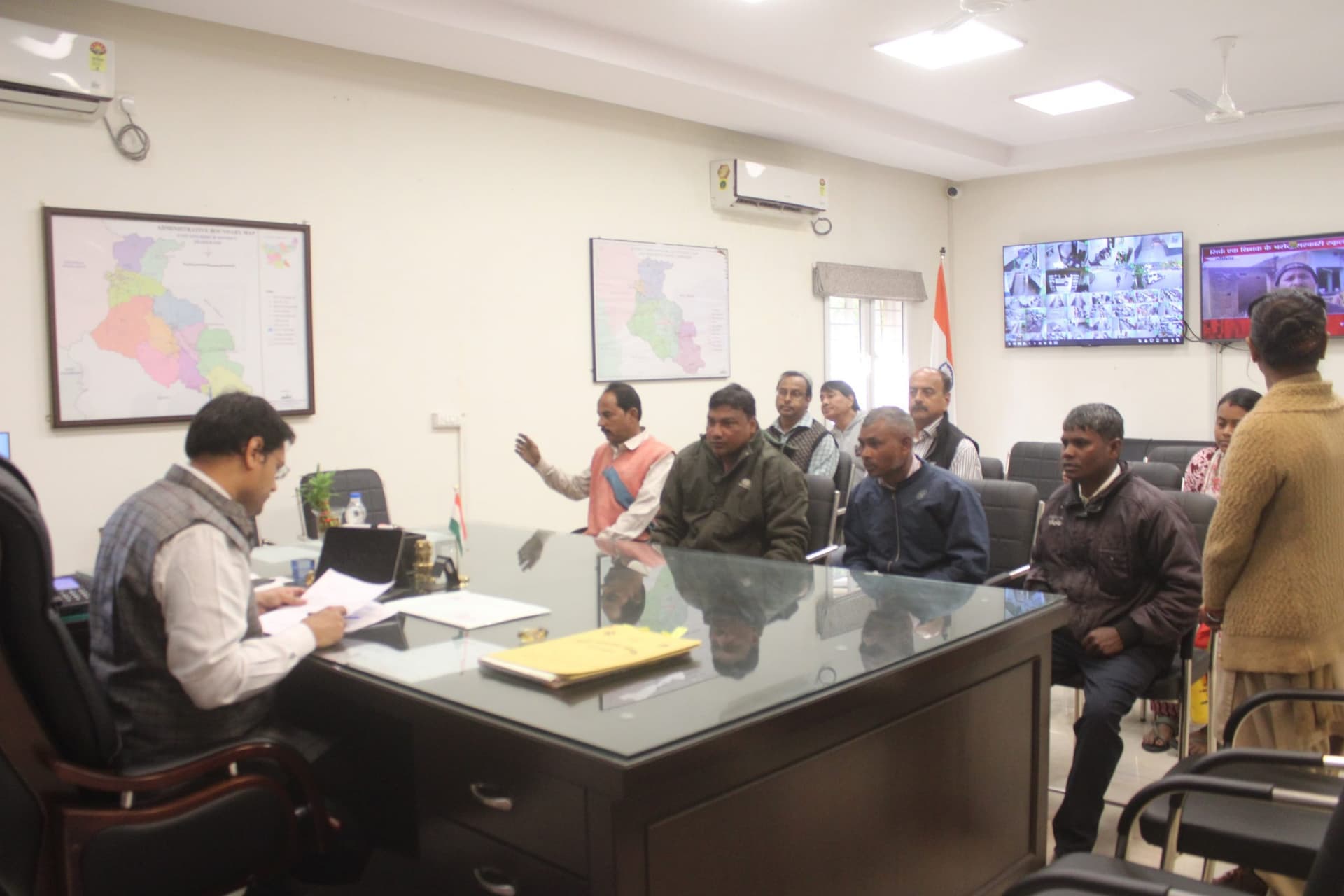 Jamshedpur news. उपायुक्त ने जनता दरबार में कई आवेदनों का किया समाधान