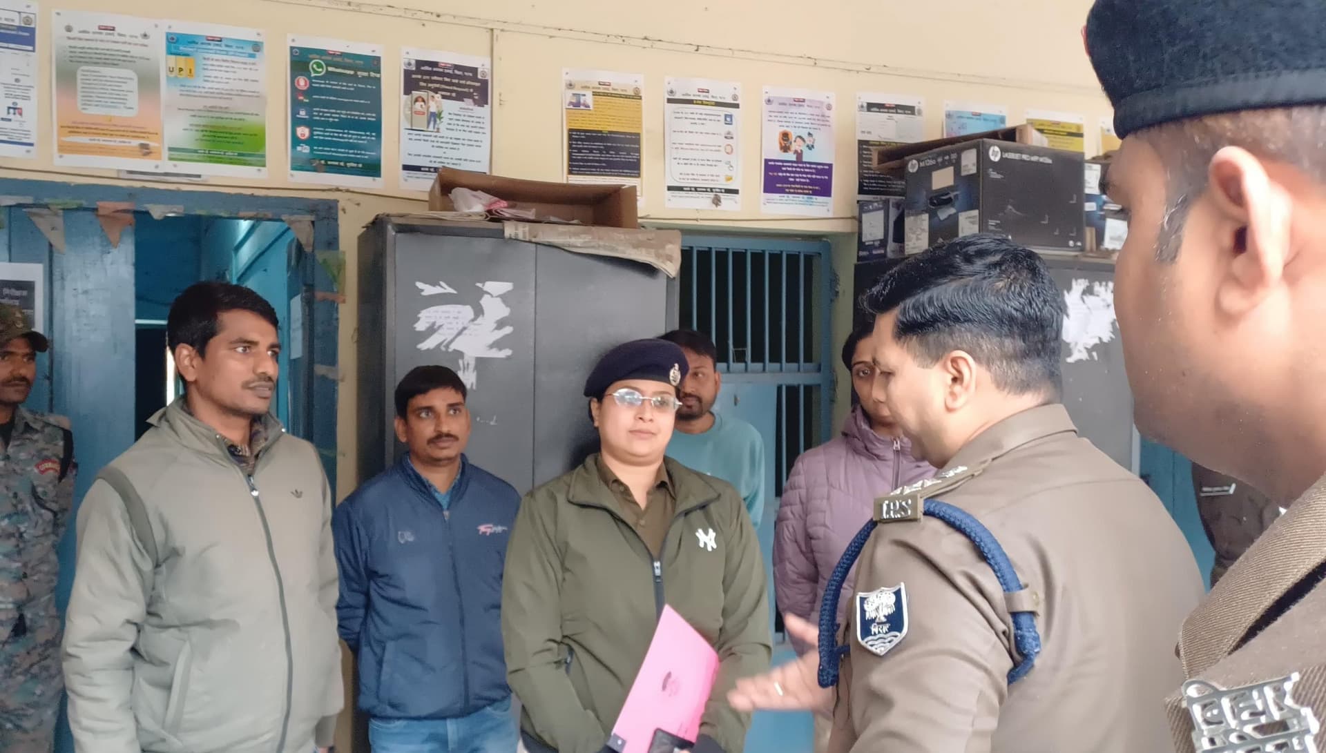 Gaya News : एसएसपी पहुंचे साइबर थाना, लंबित कांडों  की हुई समीक्षा