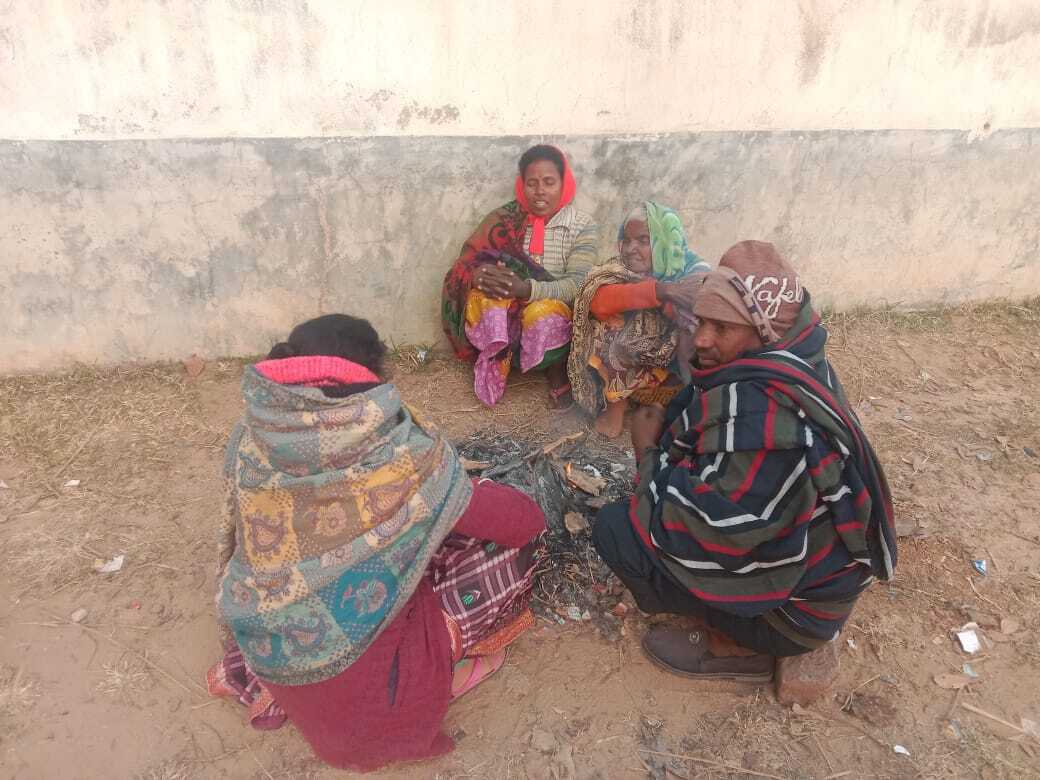 बैंकों में ई-केवाईसी प्रक्रिया बनीं मुसीबत, लोग ठंड में रातभर जागकर लगते हैं लाइन