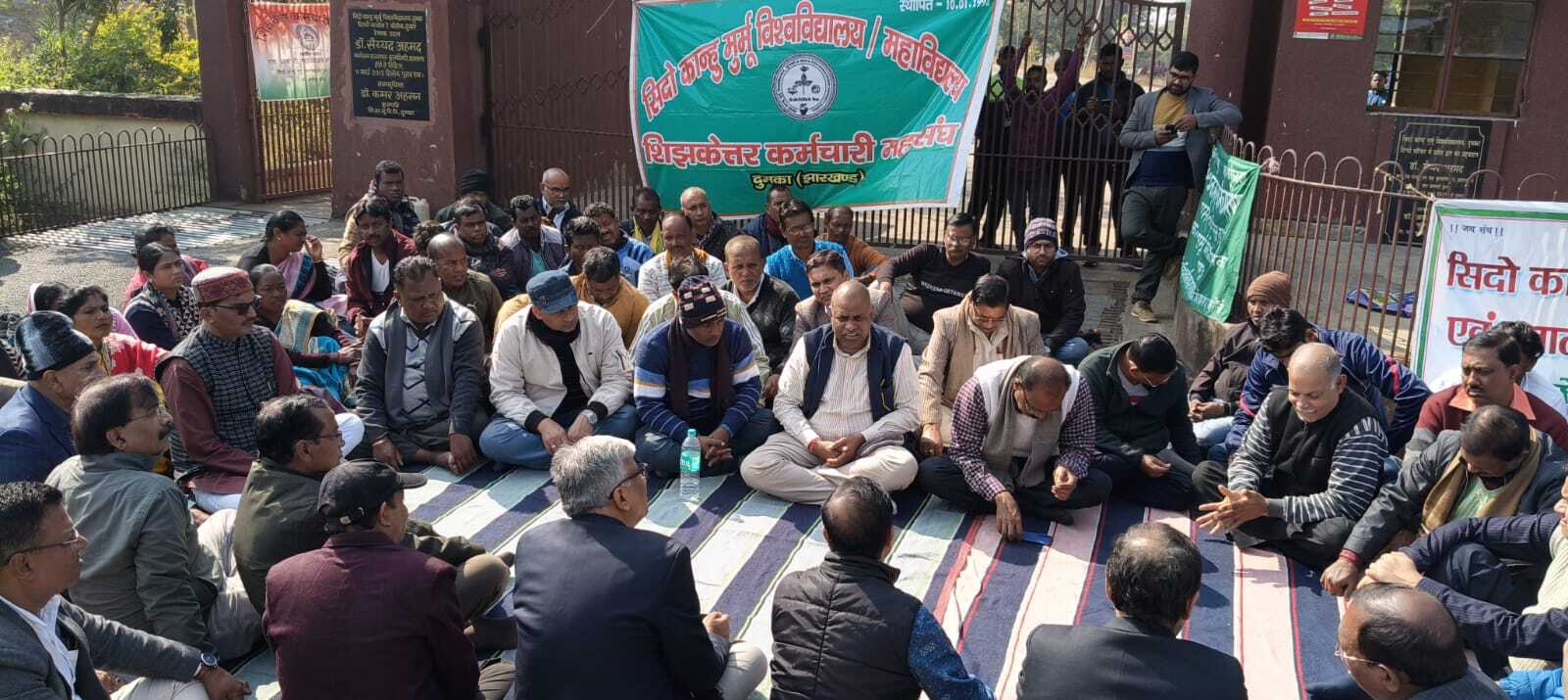 कॉलेजों के शिक्षकेतर कर्मियों का आंदोलन जारी