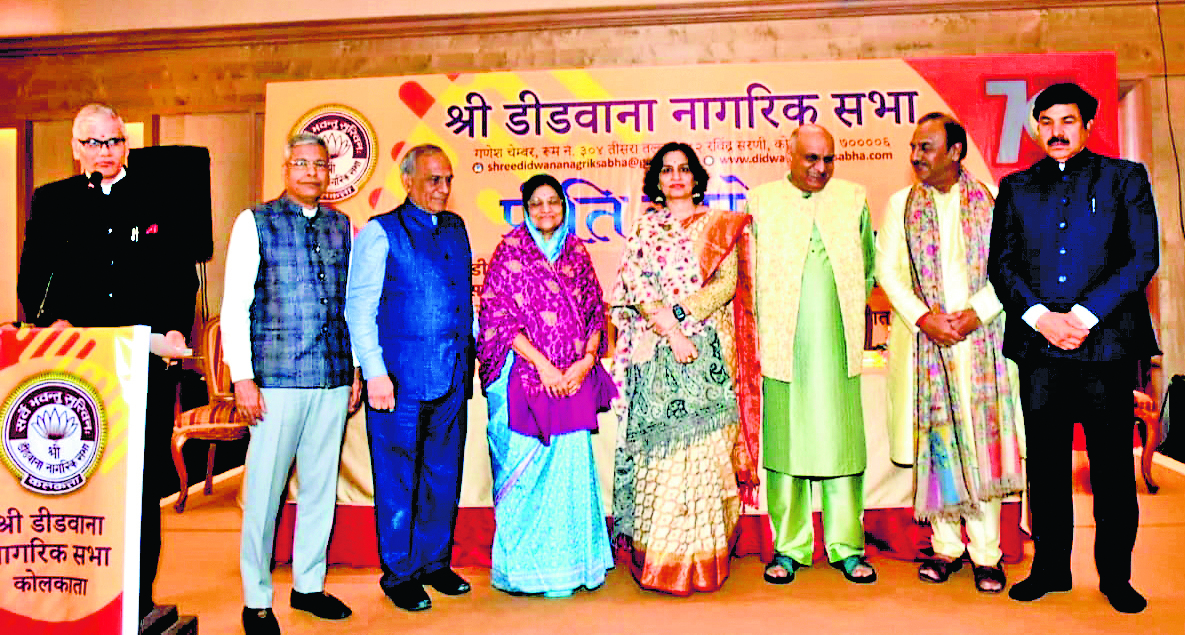 आइएएस निधि चौधरी को डीडवाना गौरव सम्मानकोलकाता. श्री डीडवाना सभा का प्रीति सम्मेलन हिंदुस्तान क्लब में संपन्न हुआ. आयोजन में डीडवाना गौरव सम्मान व शिक्षा प्रतिभा सम्मान प्रदान किया गया. समारोह की अध्यक्षता उद्योगपति हरिमोहन बांगड़ ने की. प्रधान अतिथि के रूप में डीडवाना के विधायक और राजस्थान के पूर्व कैबिनेट मंत्री युनूस खान मौजूद थे. कार्यक्रम में आइएएस निधि चौधरी को डीडवाना गौरव सम्मान प्रदान किया गया और मेधावी विद्यार्थियों को स्वर्गीय मगनीराम पसारी स्मृति शिक्षा प्रतिभा पुरस्कार से सम्मानित किया गया. मौके पर उद्योगपति हरिमोहन बांगड़ ने कहा : हमारे पूर्वजों ने दशकों पूर्व गांव में शिक्षण संस्थानों की आवश्यकता को समझते हुए इस क्षेत्र में सेवा कार्य का प्रारंभ किया था. डीडवाना गौरव से सम्मानित आइएएस निधि चौधरी ने युवाओं को संबोधित करते हुए कहा कि कठिन परिश्रम के बिना कोई भी लक्ष्य प्राप्त करना संभव नहीं है. मुख्य अतिथि युनूस खान ने कहा कि नागरिक सभा द्वारा स्थापित गौरव सम्मान की परंपरा से युवा पीढ़ी को प्रेरणा मिलेगी. कार्यक्रम का संचालन सभा के मंत्री हरीश तिवारी ने किया. धन्यवाद ज्ञापन सभा के अध्यक्ष अरुण प्रकाश मल्लावत ने दिया. विशिष्ट अतिथि राजकमल बांगड़, राजगोपाल पसारी व दिनेश अग्रवाल (भारूका) मंच पर उपस्थित रहे. अन्य विशिष्ट लोगों में लाडनूं नागरिक परिषद के बंशीधर शर्मा, सुजानगढ़ के भागीरथ चांडक व रतनगढ़ के भागीरथ सारस्वत आदि की उपस्थिति रही. कार्यक्रम को सफल बनाने में डॉ बल्लभ नागोरी, अनिल मल्लावत, मंजू बांगड़, अलका काकड़ा सहित अन्य सक्रिय रहे