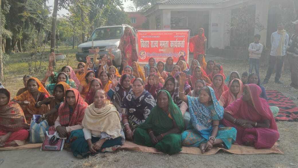 अपनी मांगों को लेकर ममता कार्यकर्ताओं ने सीएस कार्यालय पर दिया धरना