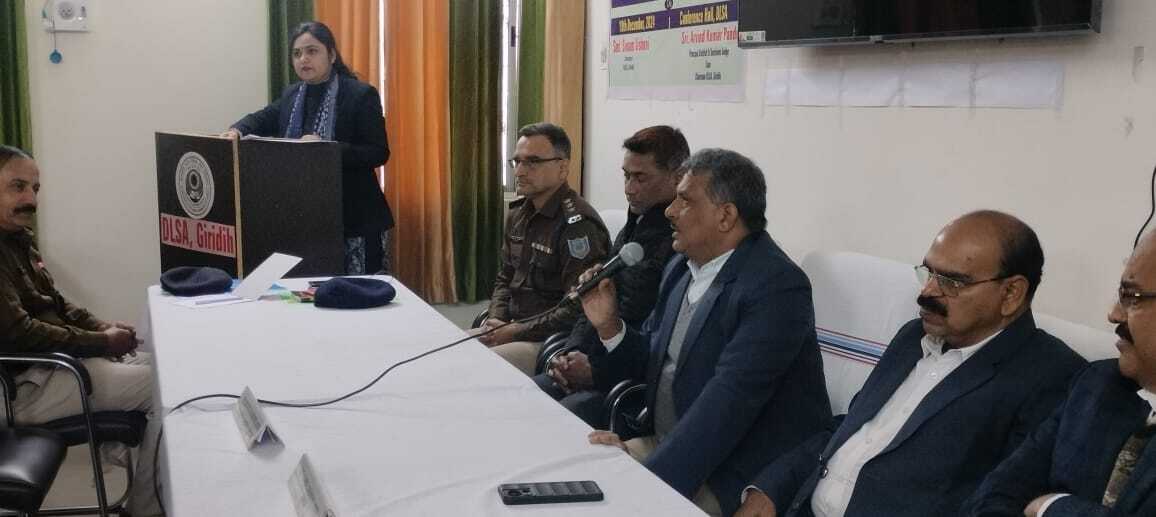 Giridih News: झाल्सा ने पुलिस विभाग के अनुसंधानकर्ताओं के साथ एक दिवसीय जागरूकता शिविर का आयोजन किया
