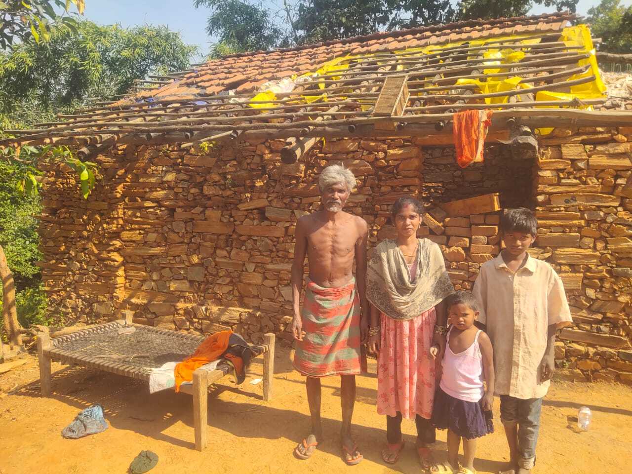 East Singhbhum News : डुमरिया में जर्जर आवास में रह रहा परिवार, राशन कार्ड से भी वंचित