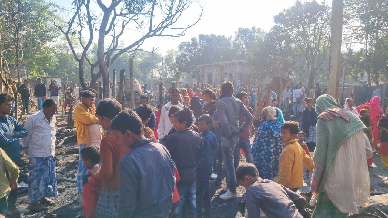 किशनगंज की खबर…घर में लगी आग, लाखों का सामान जलकर राख