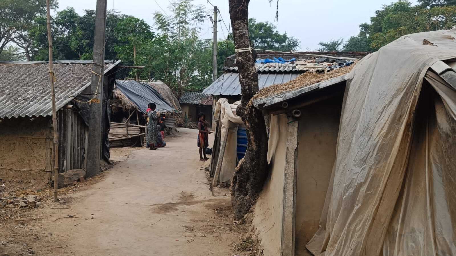 East Singhbhum News : बहरागोड़ा के साकरा हरिजन टोला के घर जर्जर, तिरपाल से ढंक कर रह रहे लोग