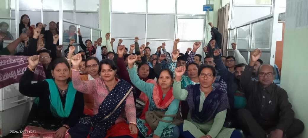 अवकाश रद्द होने से नाराज शिक्षकों ने कार्यालय में दिया धरना अवकाश रद्द होने से नाराज शिक्षकों ने कार्यालय में दिया धरना