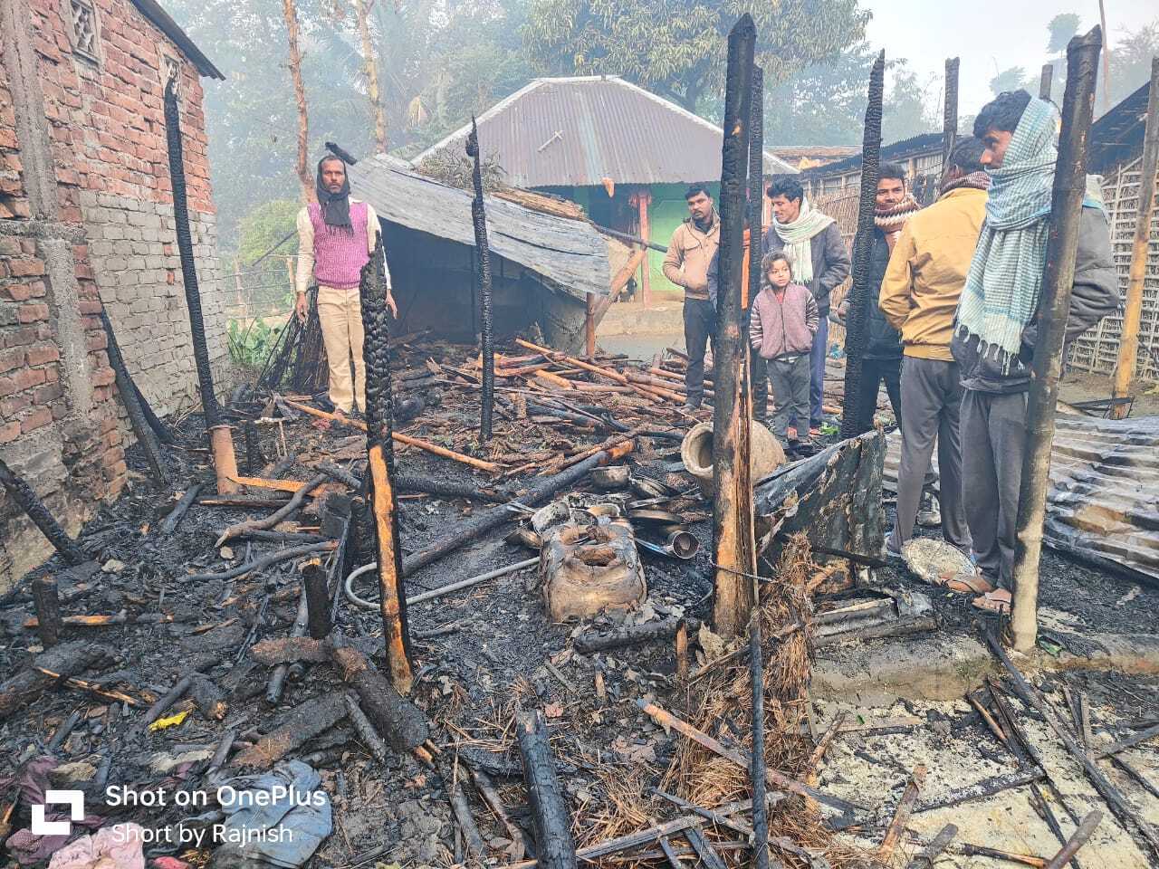 चूल्हे की निकली चिंगारी से लगी आग, चार घर खाक