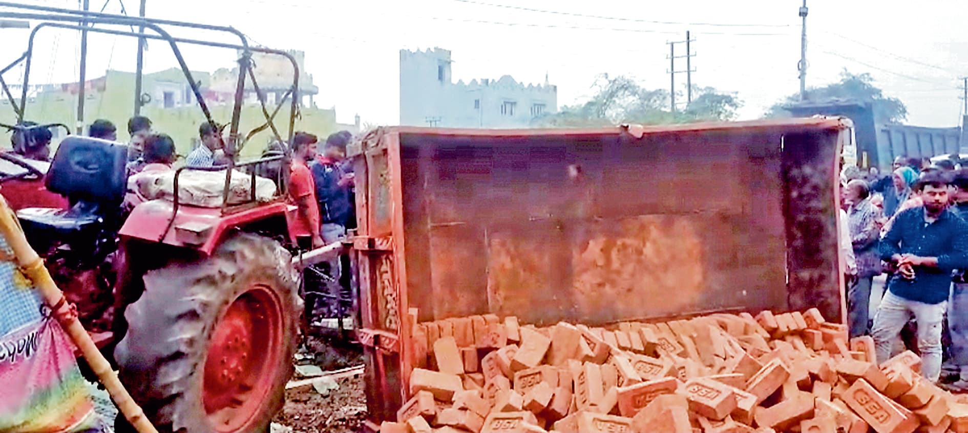 ईंट से लदे ट्रैक्टर ने सड़क पर खड़े बाइक सवार को ठोका, महिला की मौत, दो हुए घायल