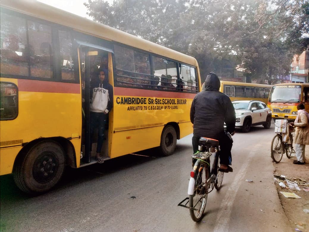 Buxar News: विभिन्न दिशाओं से एक साथ बड़े वाहनों के पहुंचने से गोलंबर पर लगा महाजाम