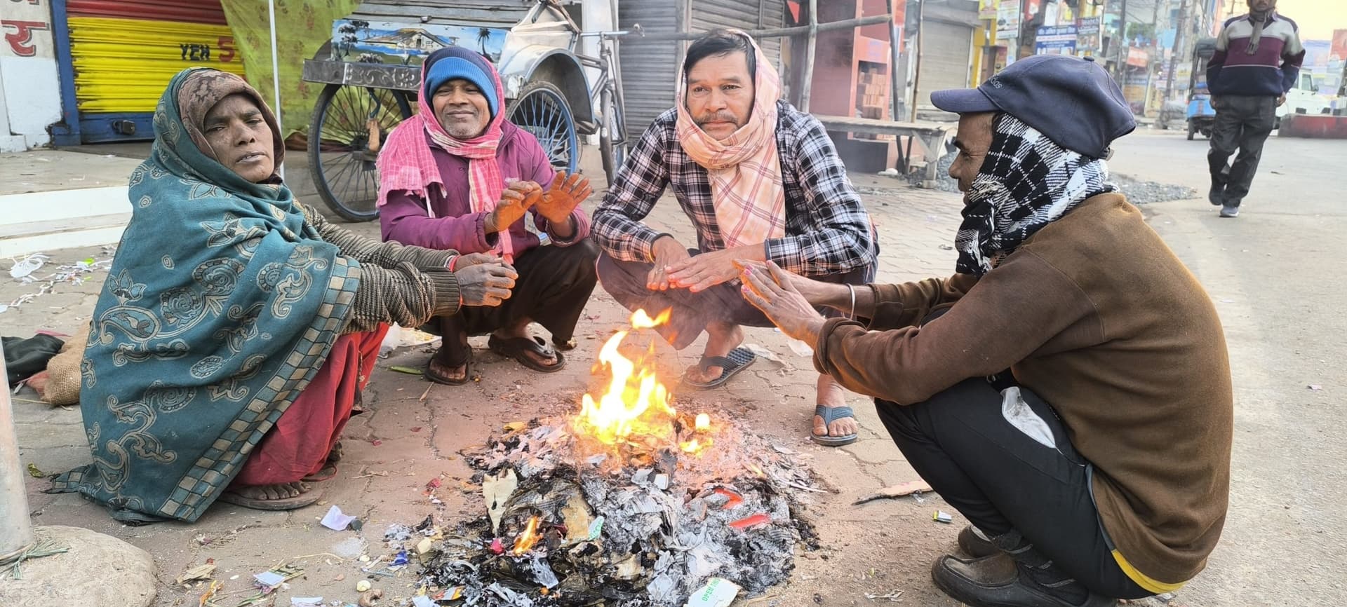 Giridih News :दिन में छाये बादल, शाम में कनकनी बढ़ी, तो घर में दुबके लोग