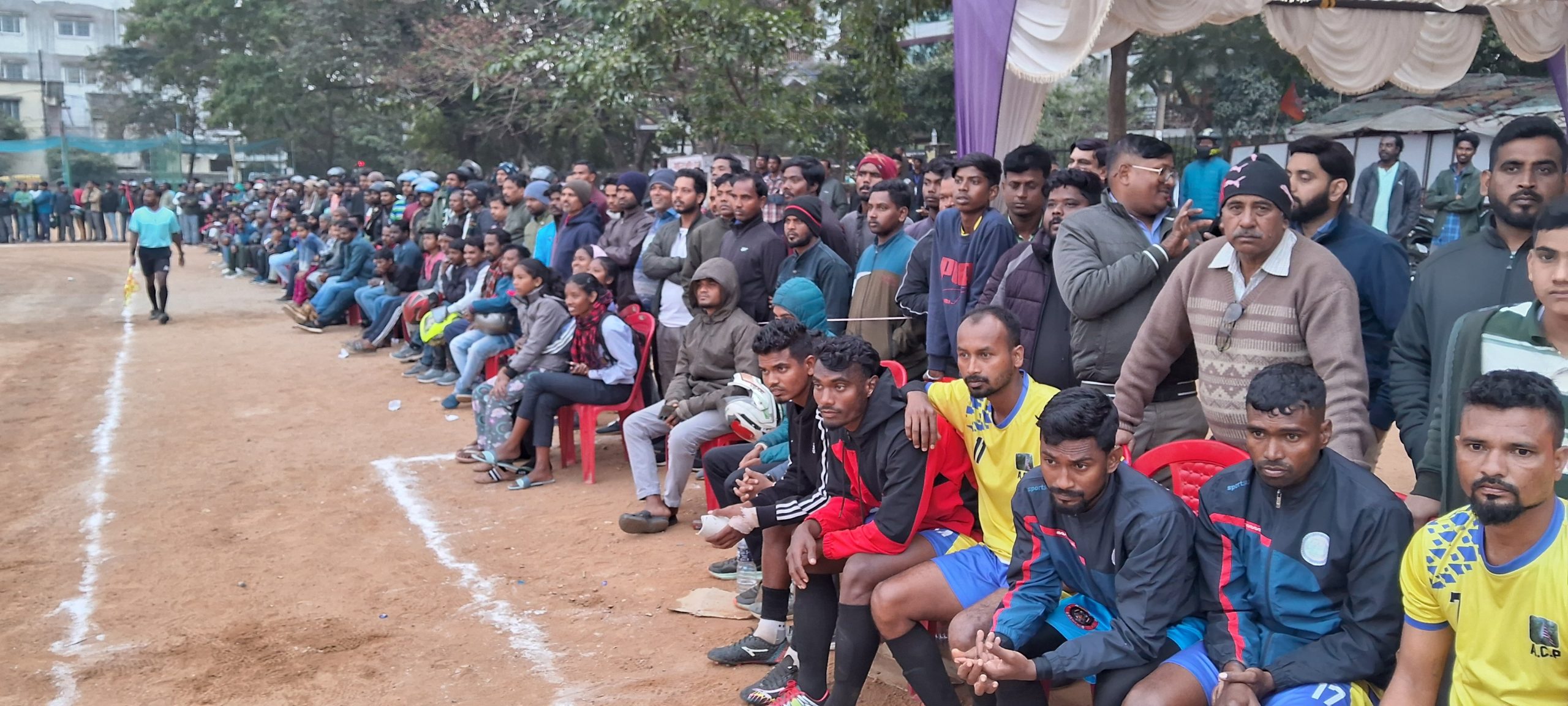 Football : हरमू ग्राउंड में फुटबॉल टूर्नामेंट में दिख रहा दर्शकों का क्रेज