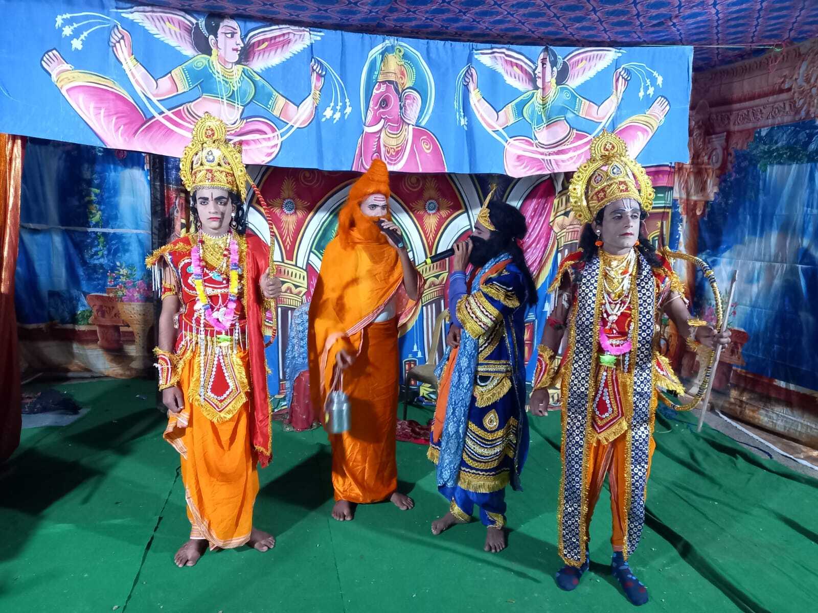 रामलीला महोत्सव में उमड़ रही श्रद्धालुओं की भीड़