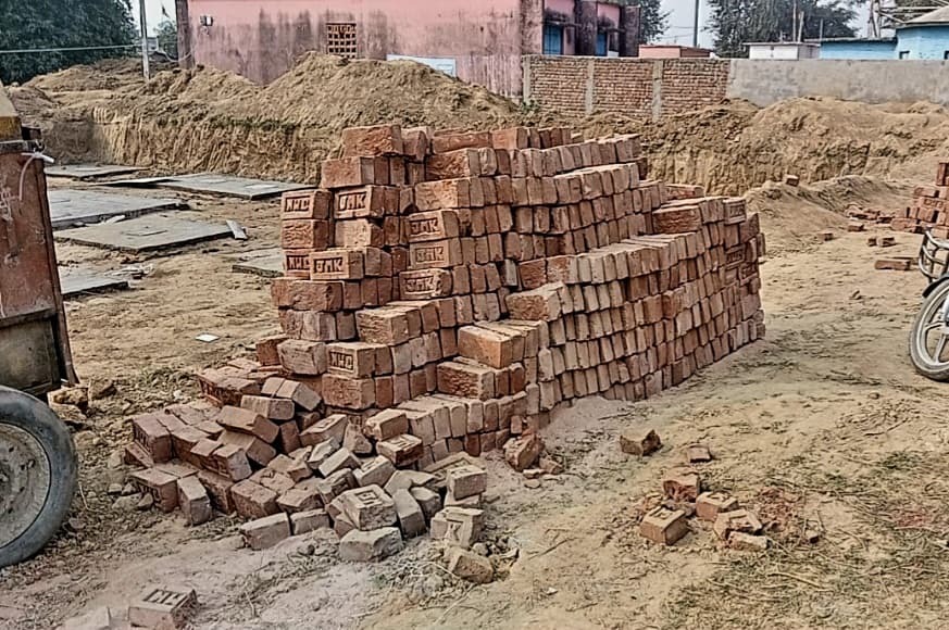ग्रामीणों ने पंचायत भवन निर्माण में लगाया अनियमितता का आरोप