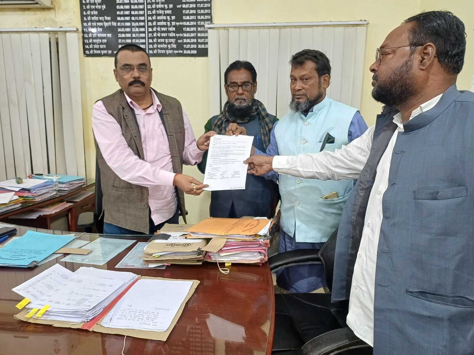 सुरजापुरी को अत्यंत पिछड़ा जाति का दर्जा देने की मांग को डीएम को सौंपा पत्र