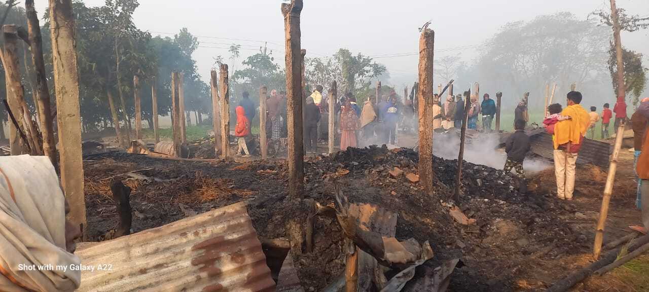 आग से पांच घर जले, लाखों का नुकसान