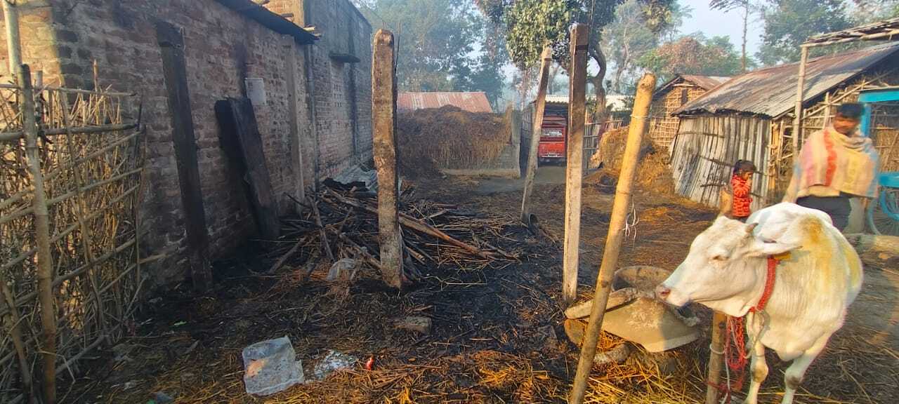 बनिया टोला में आग लगने से घर जला