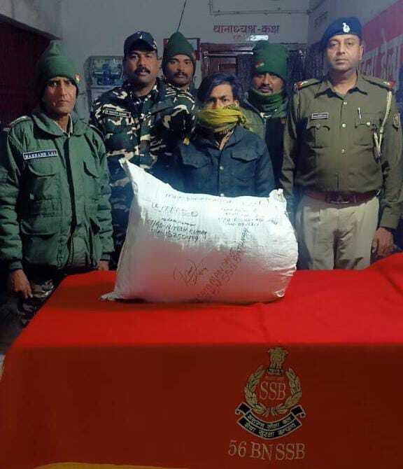 12 किलो गांजा के साथ तस्कर गिरफ्तार