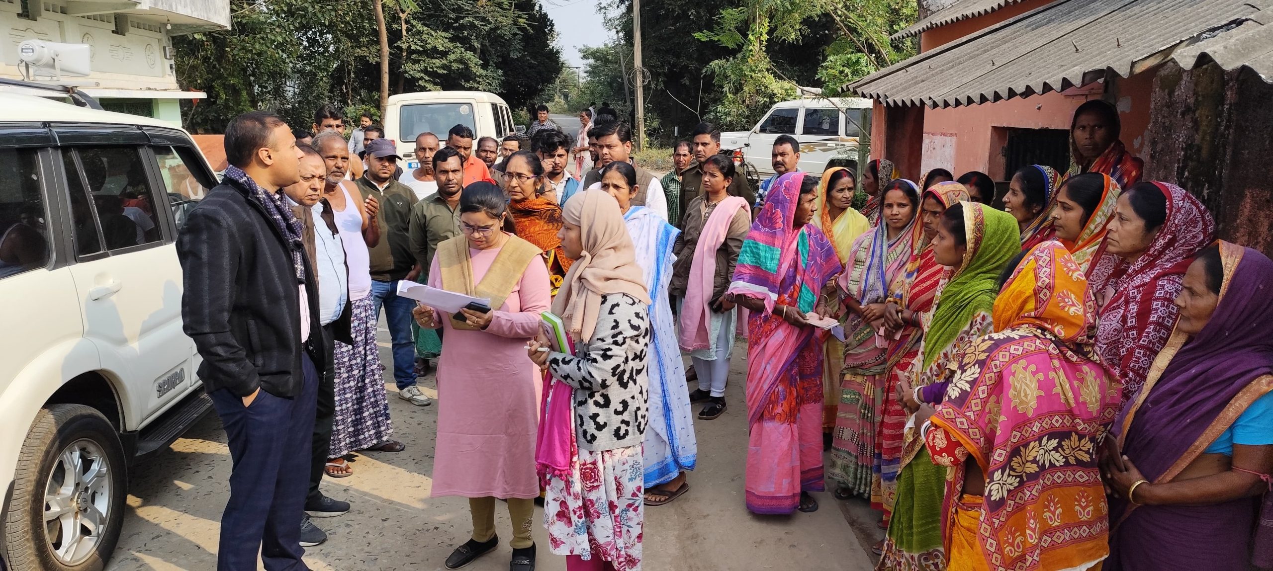 East Singhbhum : आंगनबाड़ी, अस्पताल और जविप्र दुकान की जांच हुई, एक किलो चावल कम देने की शिकायत