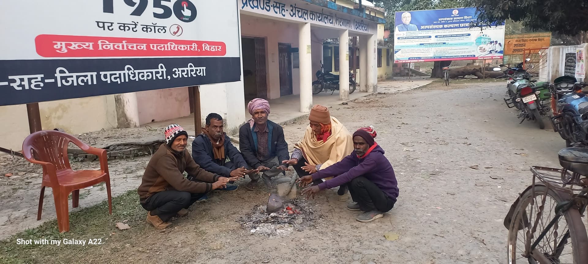 ठंडी हवा ने बढ़ायी कनकनी, घर में दूबके लोग