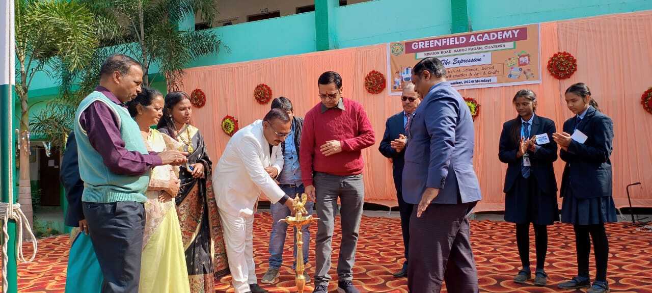 विद्यार्थियों ने मॉडल प्रस्तुत कर समझाया विज्ञान