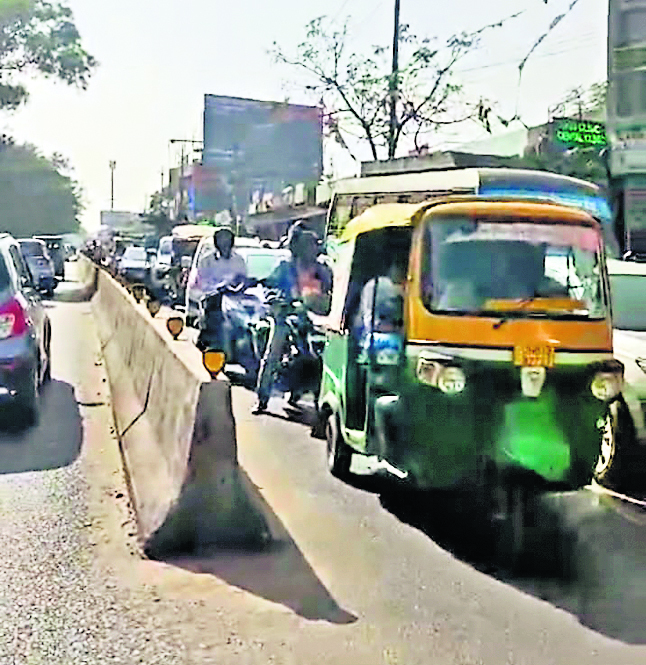 Ranchi News : वार मेमोरियल कटिंग के पास अवैध स्टैंड के कारण लग रहा जाम, बढ़ी परेशानी