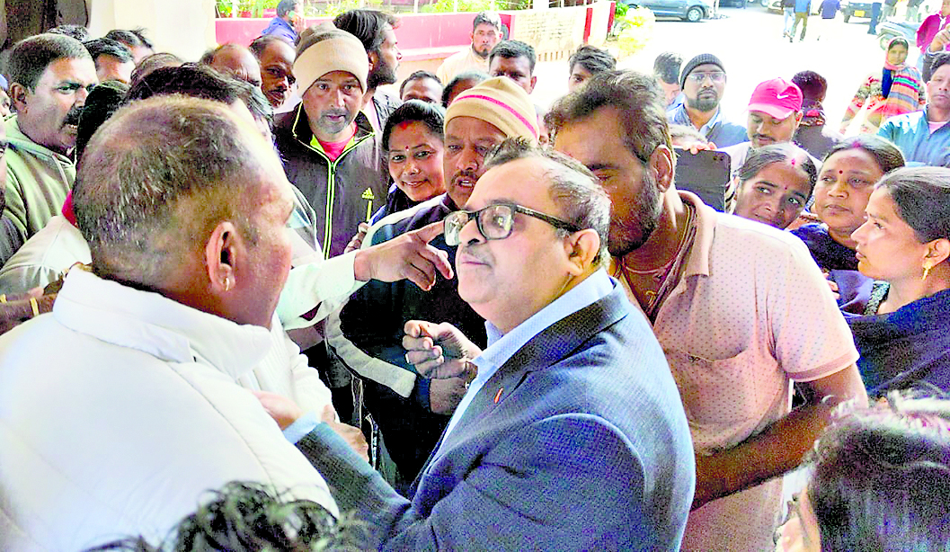Ranchi News : रिनपास में बहाली का हुआ विरोध, सिक्यूरिटी गार्डों ने किया हंगामा, हुई धक्का-मुक्की