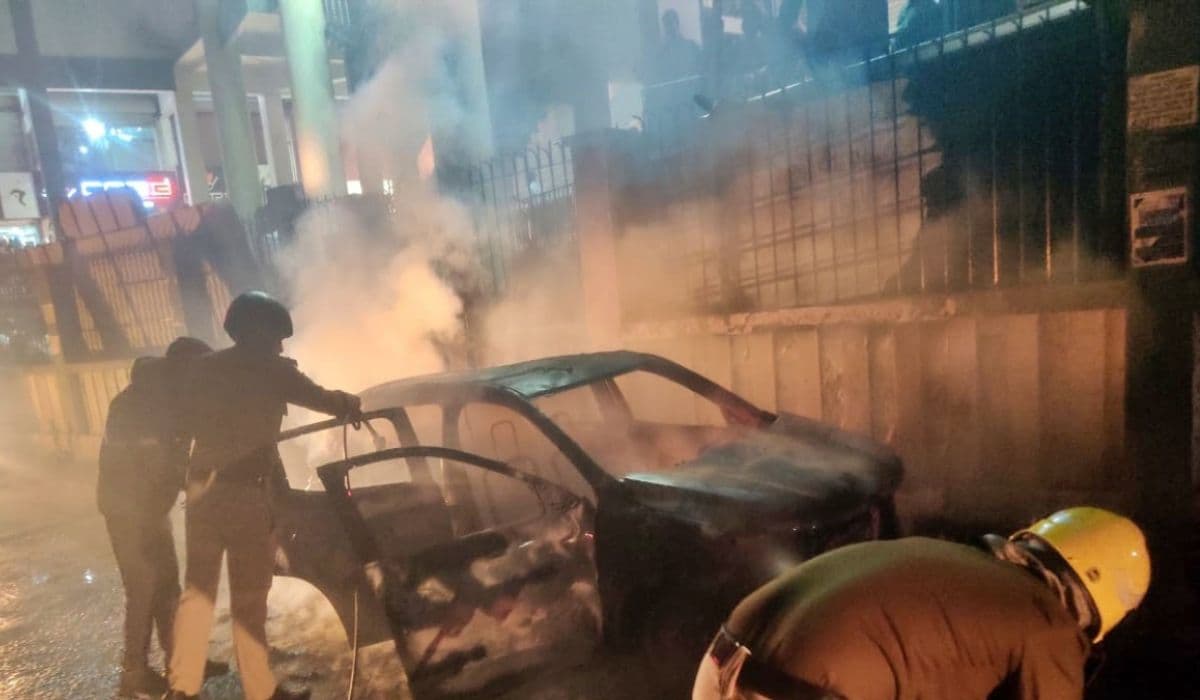पटना में धक्का मारकर भाग रही कार में अचानक लगी आग, मची अफरातफरी, फायर ब्रिगेड ने पाया काबू