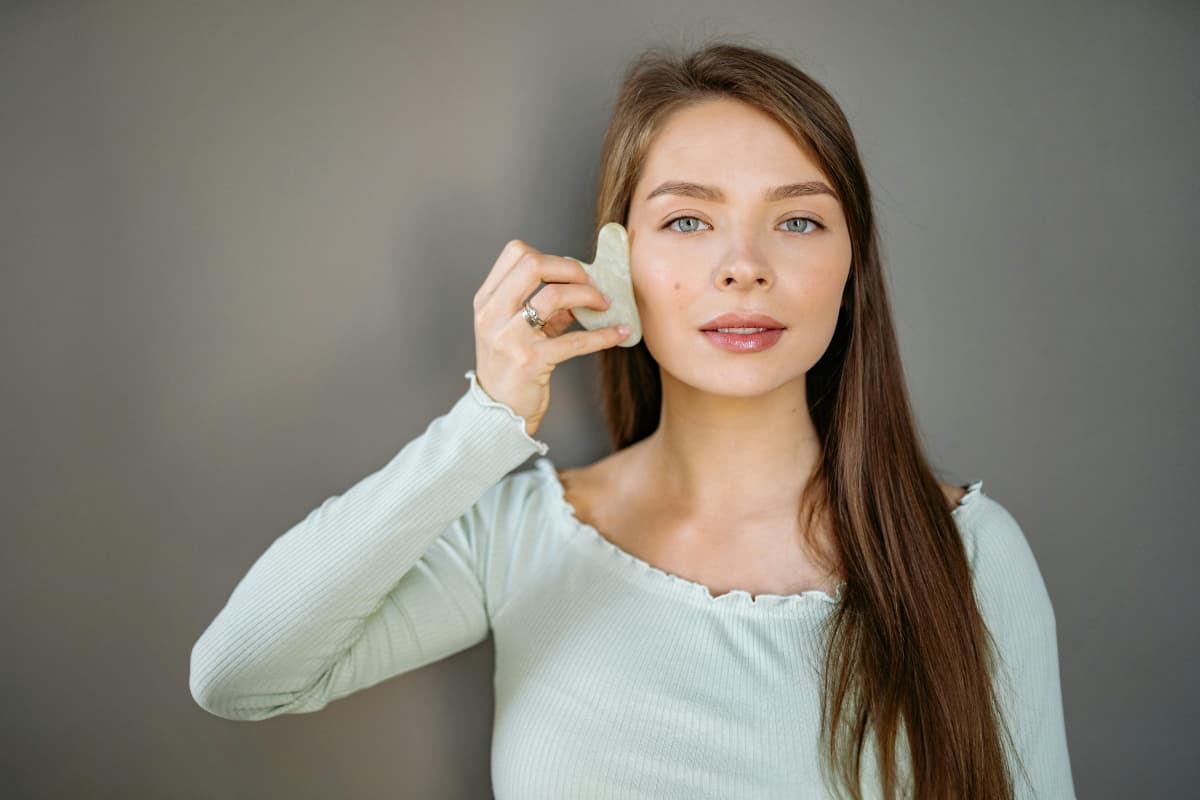 Beauty Tips: जमी हुई गंदगी की वजह से डल पड़ गया चेहरा? घर पर ही इस तरह करें त्वचा को साफ