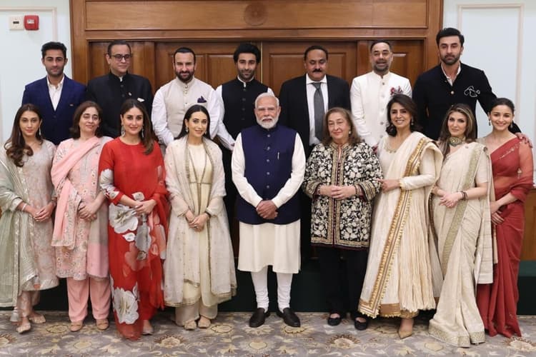 PM मोदी से कपूर फैमिली ने की मुलाकात, करीना ने इस कारण लिया ऑटोग्राफ, PHOTOS वायरल