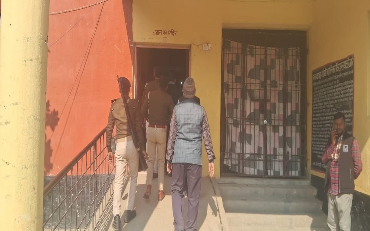 Bihar News: भागलपुर में सुलतानगंज कस्तूरबा विद्यालय से दो छात्रा लापता, छानबीन करने हॉस्टल पहुंची पुलिस
