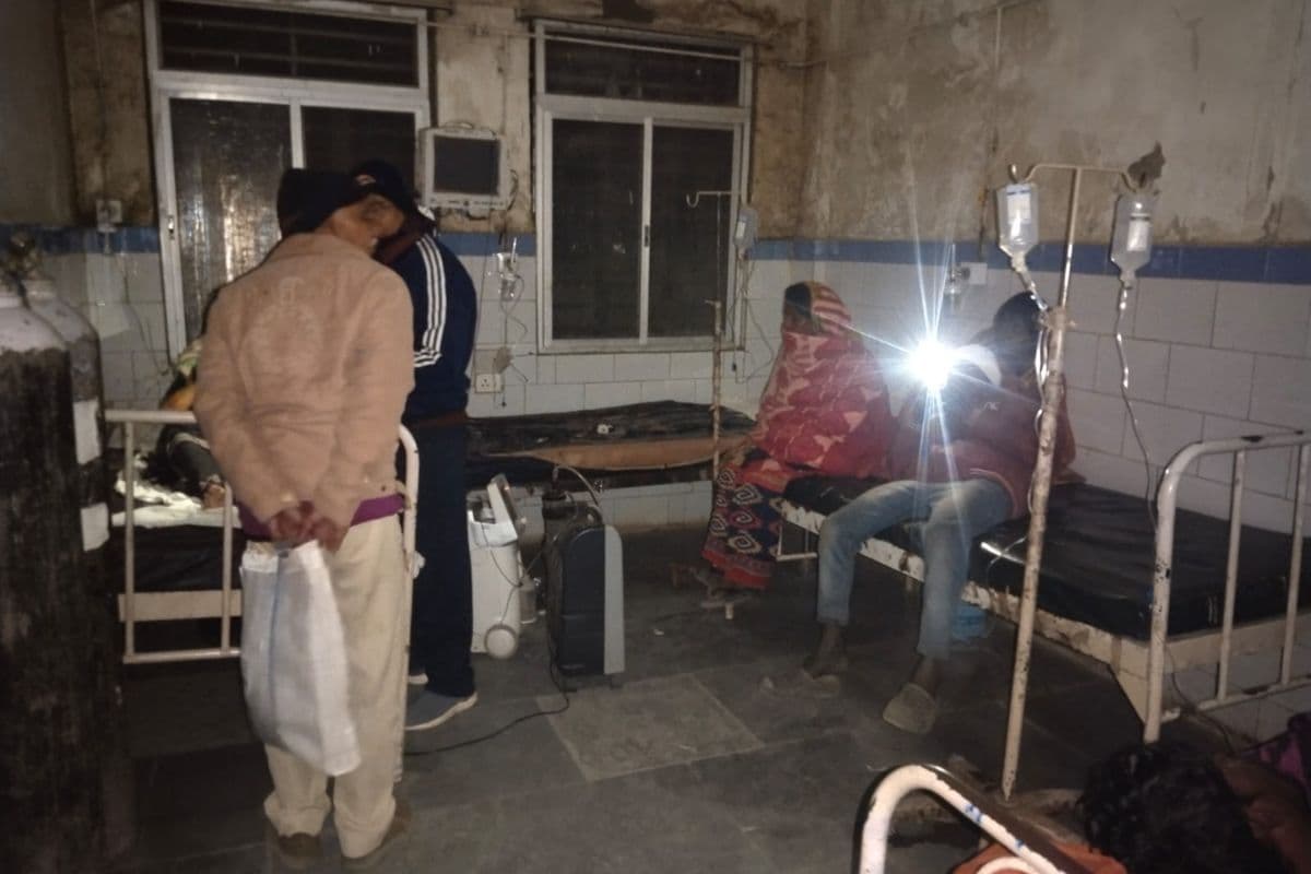 Aurangabad: रात के अंधेरे में होता है मरीजों का इलाज, मॉडल हॉस्पिटल कहे जाने वाले अस्पताल का हाल बेहाल