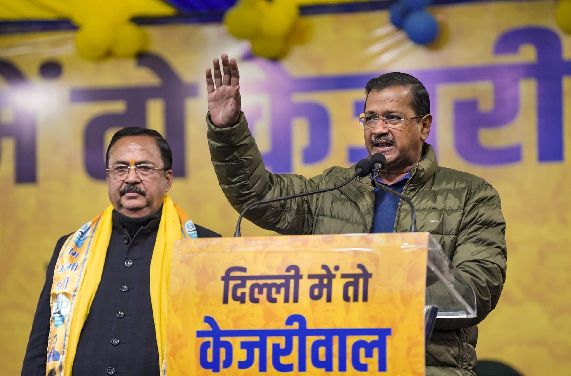 Delhi Assembly Election: चुनाव प्रचार में केजरीवाल को दिखाए गए काले झंडे, उड़ाए ‘नोट’, बीजेपी पर बरसे AAP चीफ