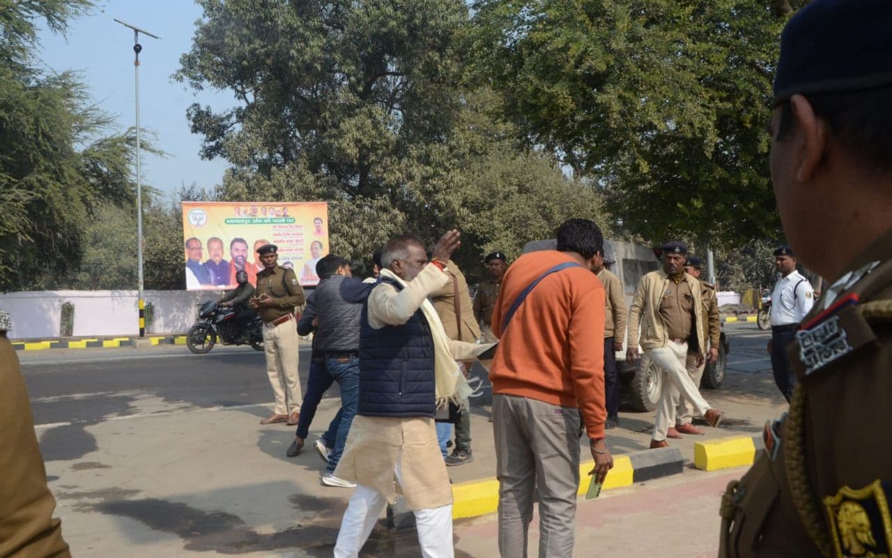 MP अजय मंडल ने पत्रकारों को दौड़ा-दौड़ाकर पीटा, समर्थकों ने दी भद्दी गलियां, Video हुआ वायरल