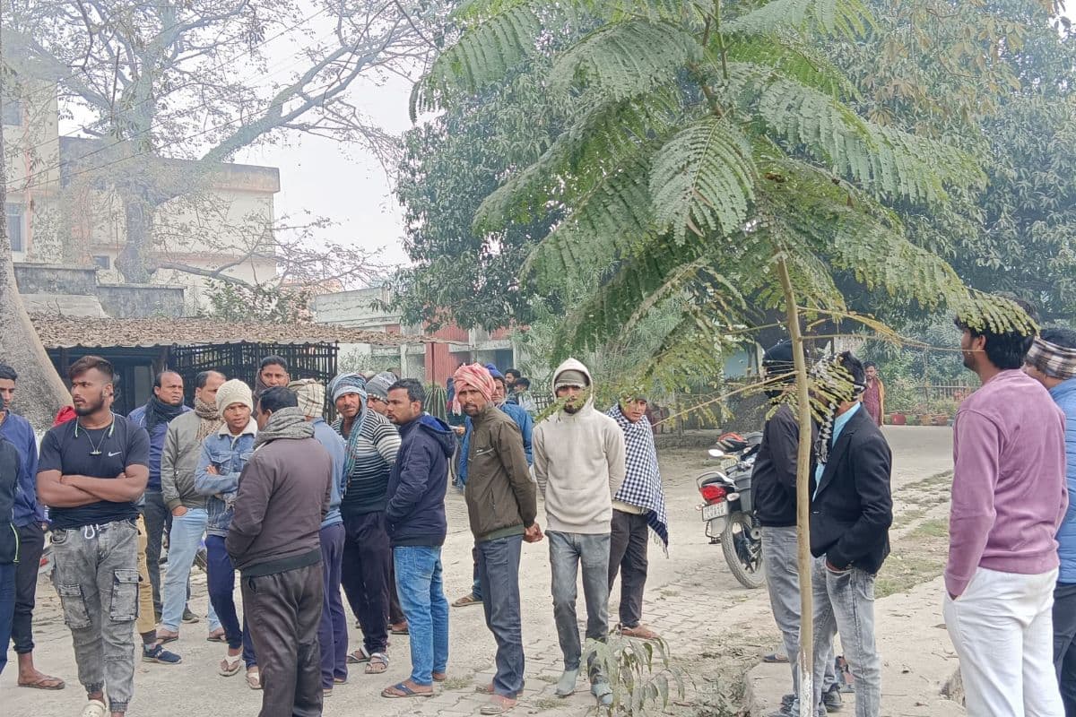 बेतिया में घने कोहरे ने ली जान, तेज रफ्तार ट्रैक्टर-ट्रॉली हादसे में मजदूर की मौत, चालक गंभीर