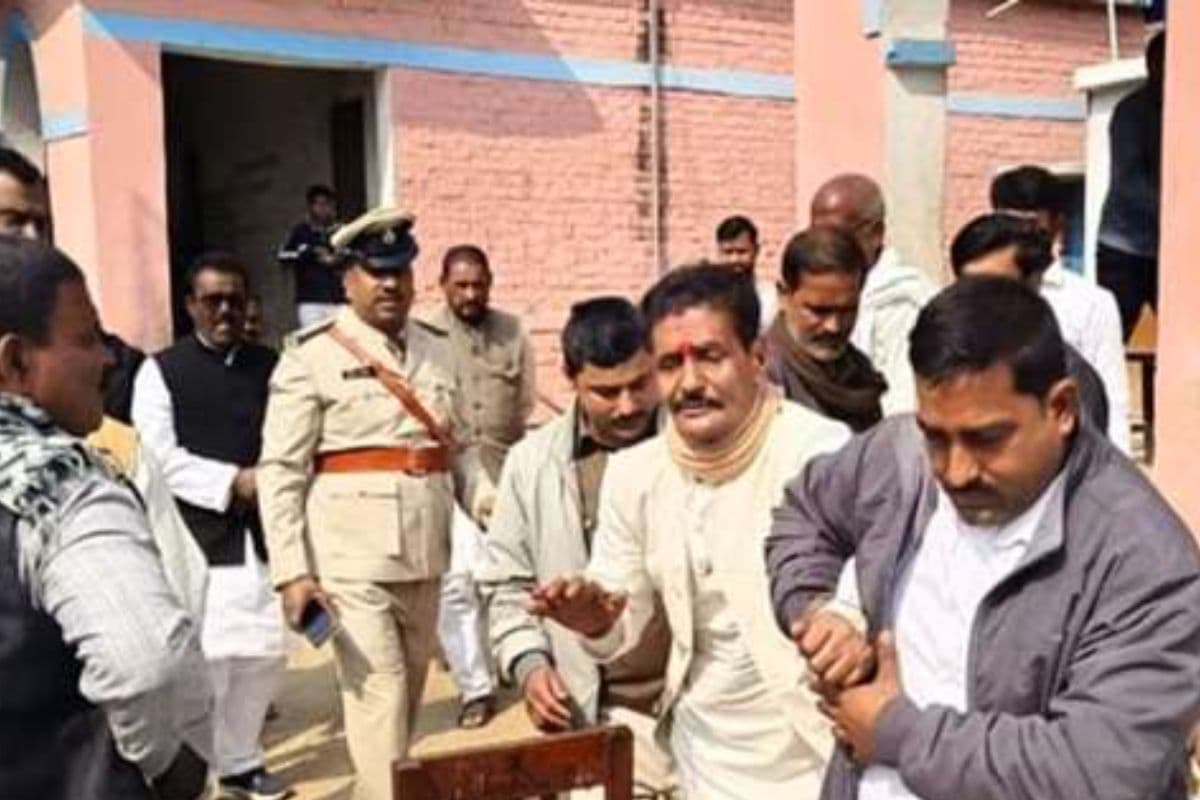 नशे में धुत हेडमास्टर साहब झंडा फहराने पहुंचे स्कूल, ग्रामीणों ने किया पुलिस के हवाले