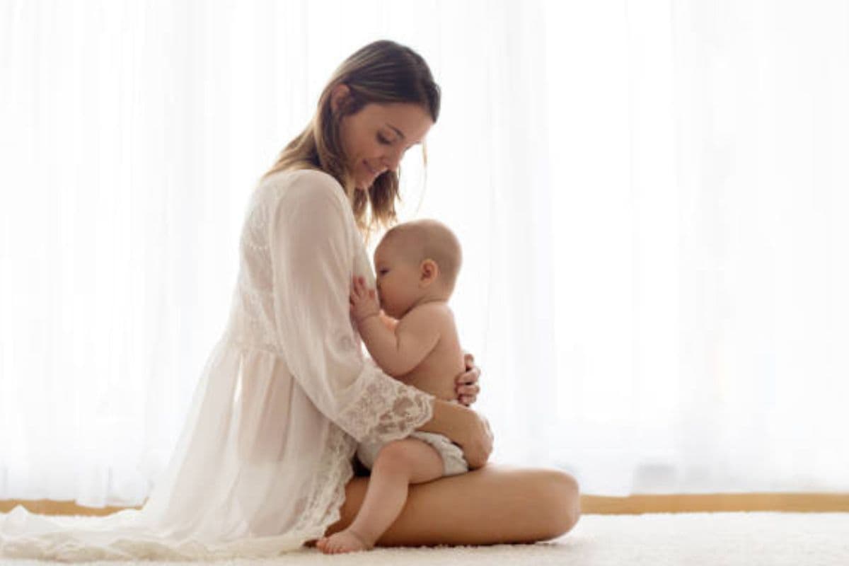 ब्रेस्टफीडिंग को लेकर महिलाओं में फैलाई गई ये 5 झूठ बातें, जानें सच्चाई