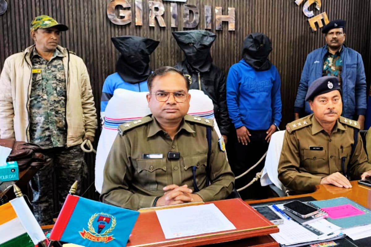 बेंगाबाद से 4 मोबाईल फोन के साथ 3 साइबर अपराधी गिरफ्तार