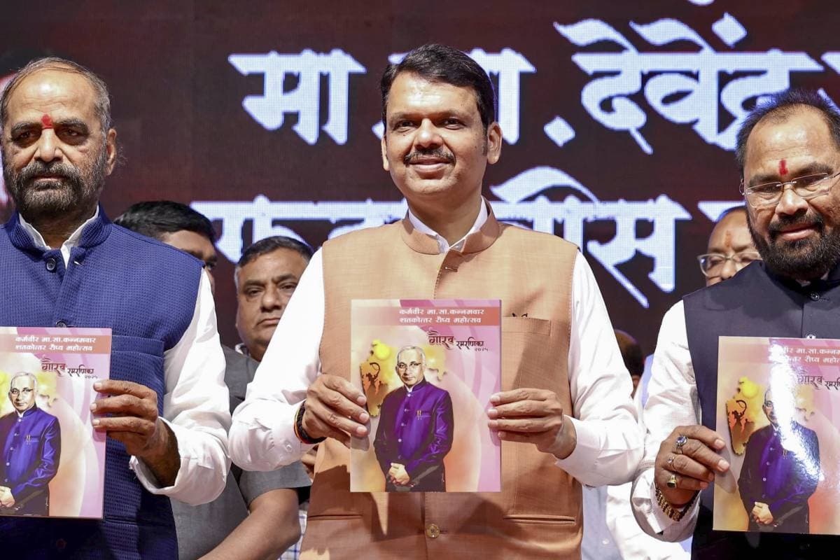 महाराष्ट्र की राजनीति में आएगा भूचाल? देवेंद्र फडणवीस ने कहा- शरद पवार बहुत स्मार्ट हैं