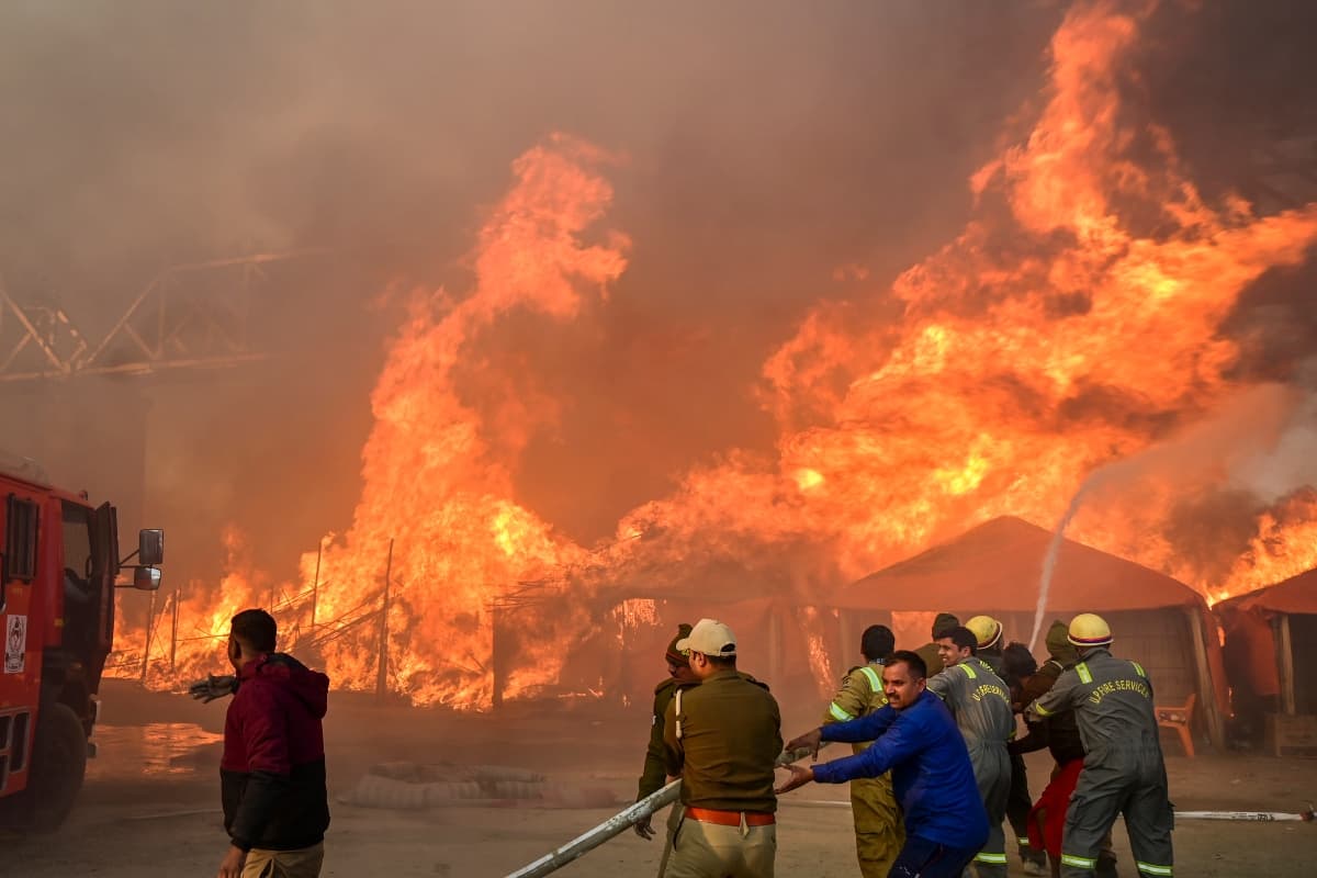 Fire Accident in Kumbh Mela: पुआल से भड़की आग में 18 टेंट खाक, सिलेंडरों के उड़े परखच्चे, महाकुंभ में अग्निकांड से मची तबाही
