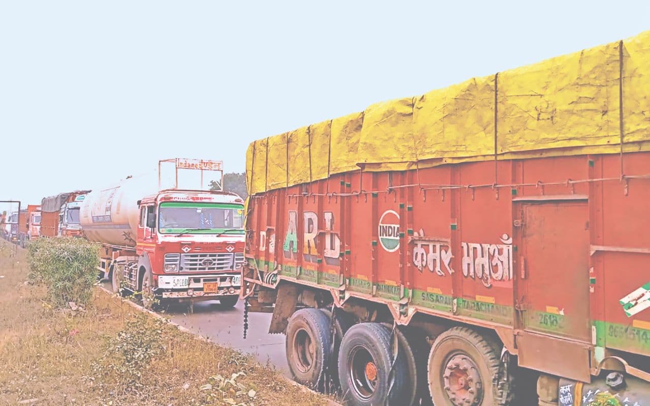 Gaya News: गया में जीटी रोड पर लगा महाजाम, तीन राज्यों के सैकड़ों वाहन फंसे