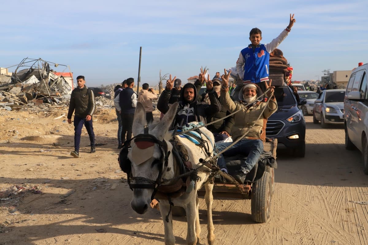 Gaza Ceasefire: हमास ने सौंपे तीन बंधकों के नाम, इजराइल के जोरदार हमले के बाद गाजा में लागू हुआ युद्ध विराम