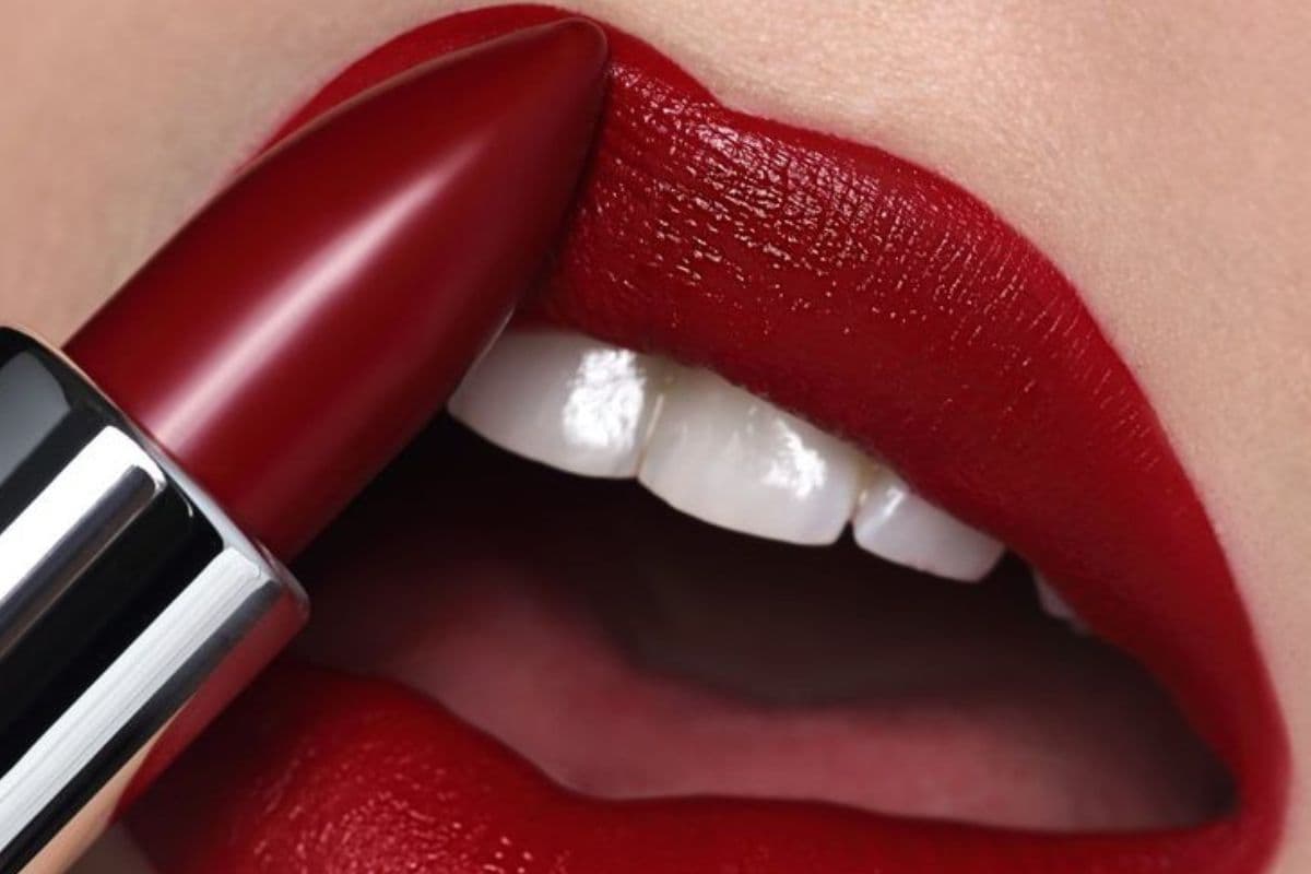 Lipstick Hacks: क्या आपके होठों पर भी नहीं टिकती लिपस्टिक? तो ट्राय करें ये ट्रिक्स