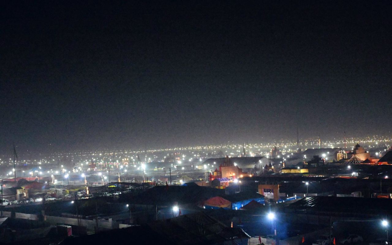 Mahakumbh 2025: प्रयागराज में कल्पवास के लिए उमड़े कल्पवासी, नाबालिग को साध्वी बनाने वाले संत हुए आखाड़े से निष्कासित
